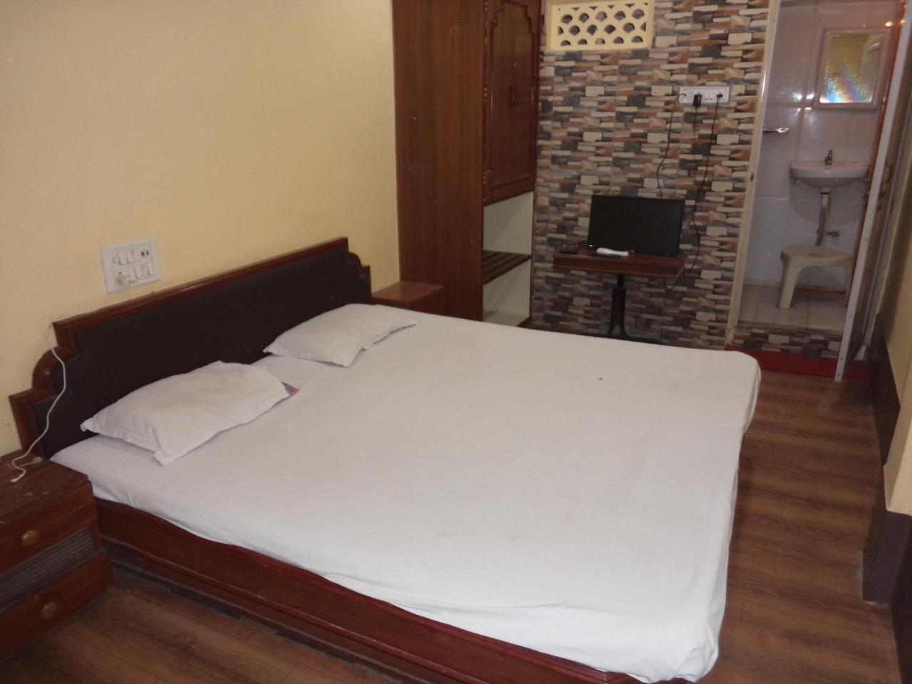 Hotel Neelkamal Индор Екстериор снимка